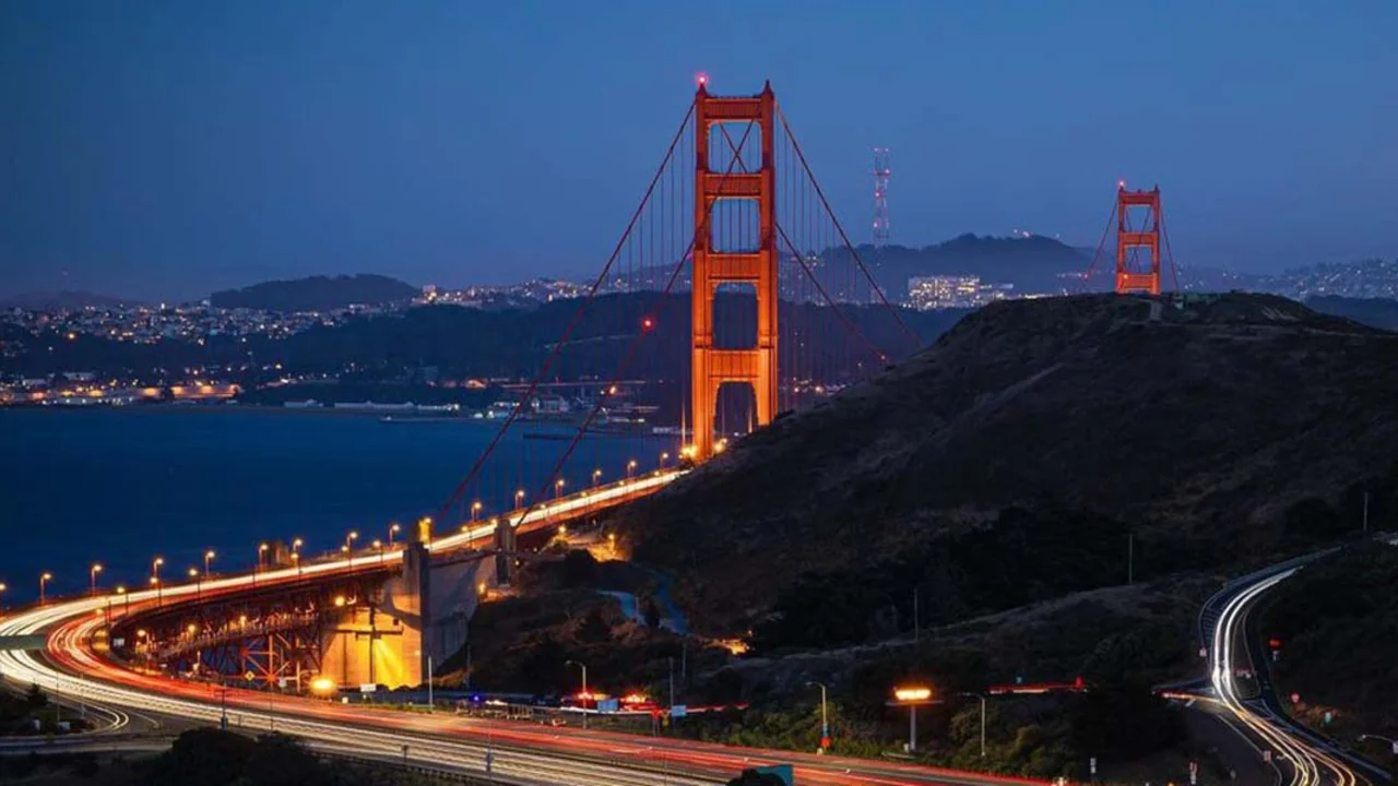 Golden Gate Bridge at night