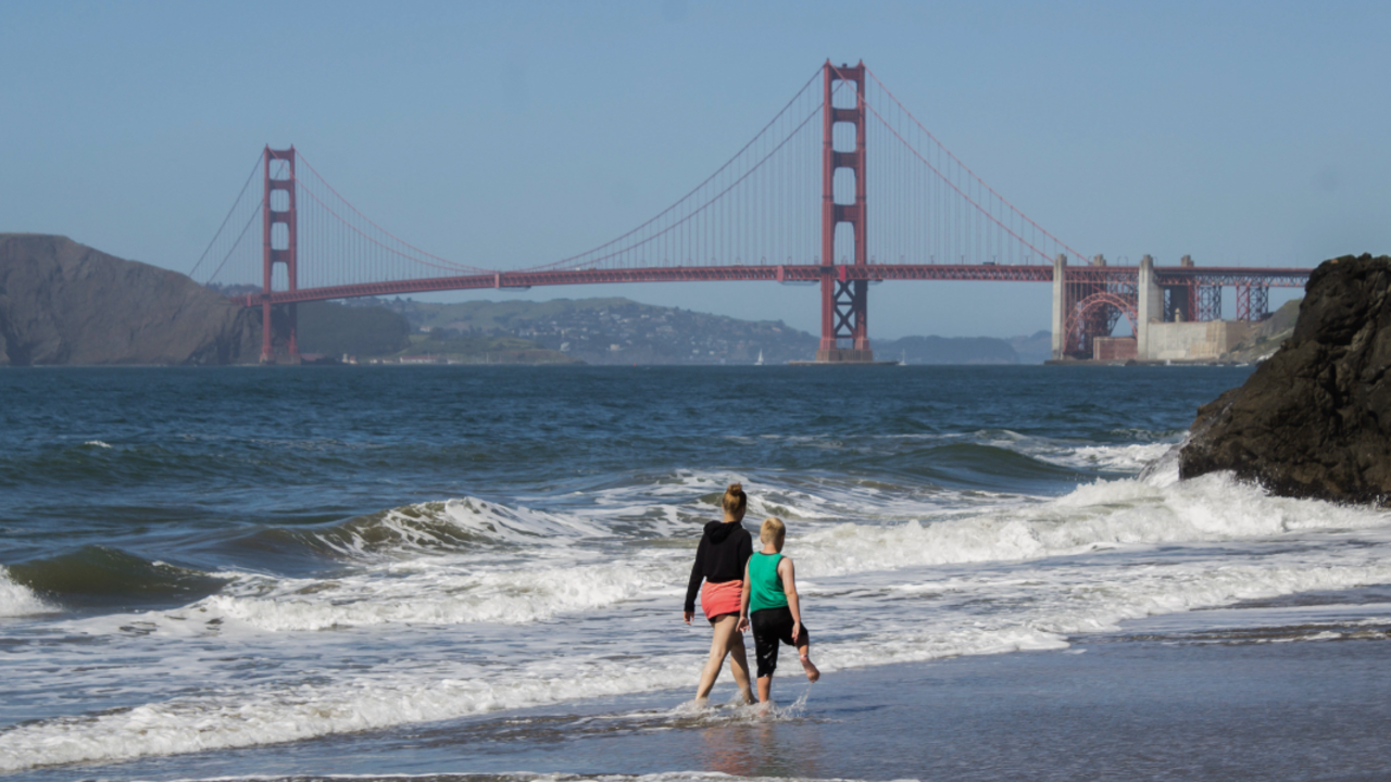 A_CHBE_170501_HML_3042_2x1.jpg Long walks on China Beach