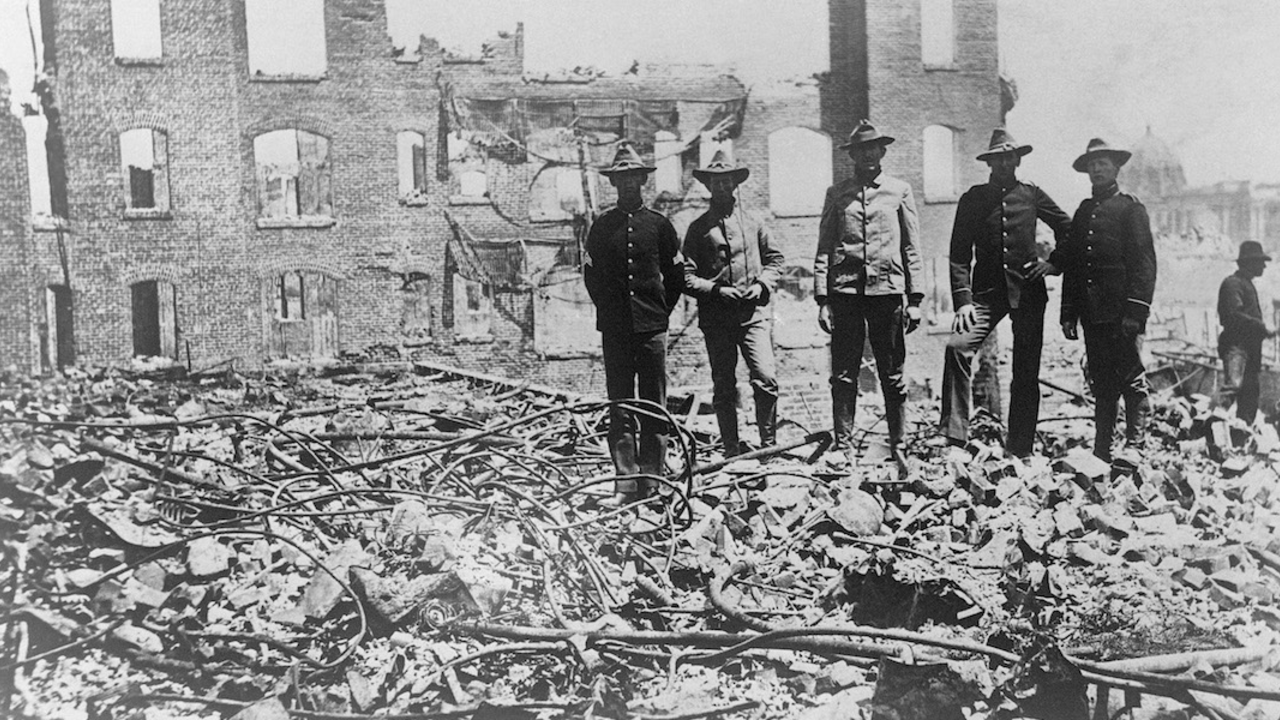 Soldiers_in_San_Francisco_1906_ruins_DA-SN-03-00962_2x1.jpg Soldiers in San Francisco after the 1906 earthquake