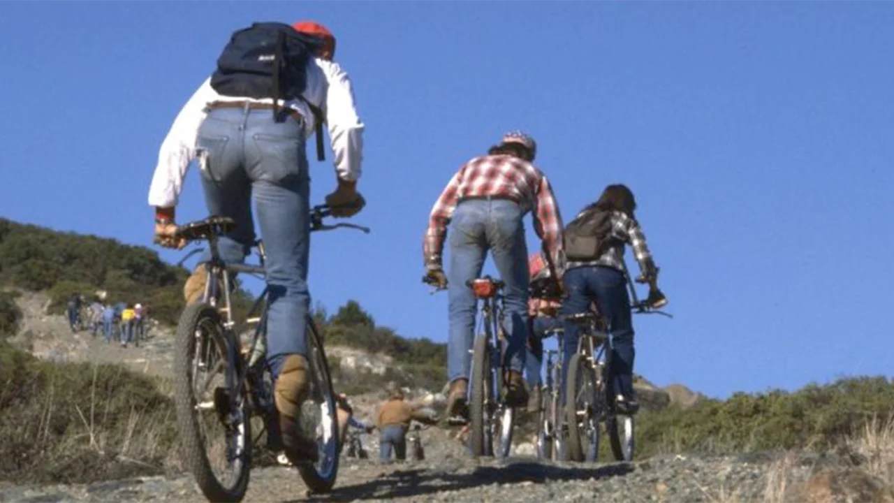 From the Azalea Hill drop-off point, it was only a 300-foot climb to the start. Left to right: Charlie Kelly, Joe Breeze, and Wende Cragg heading towards Serpentine Hill and Repack.