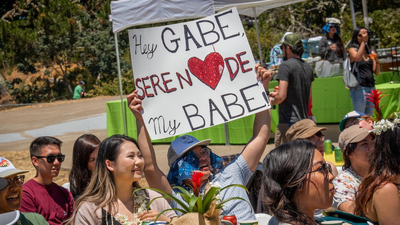LAEN_20180602_89_RCW-X5_2x1.jpg Guy wearing hat holding up sign reading, "Hey Gabe, serenade my babe!" at the Give Back Kick Back at Lands End in San Francisco.