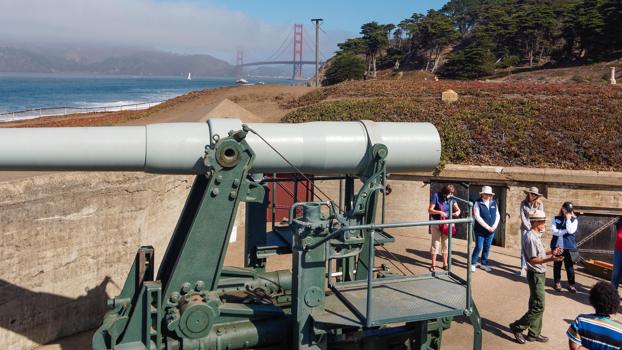 Ranger leads a demonstration at Battery Chamberlin