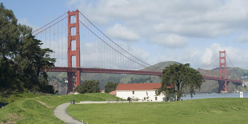 Warming Hut and the Golden Gate Bridge